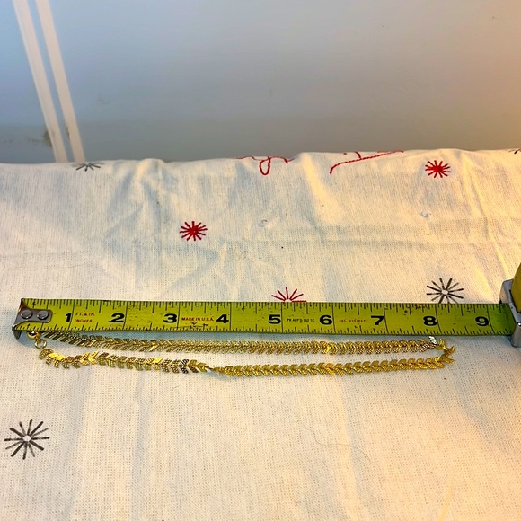 Interlocking Arrows Necklace - Picture 4 of 5